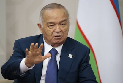 El presidente uzbeco, Islam Karimov, durante una conversación con Vladimir Putin en Ufa (Rusia), el 10 de julio de 2015.