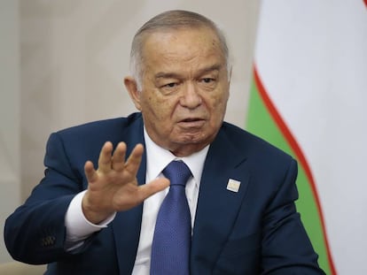 El presidente uzbeco, Islam Karimov, durante una conversaci&oacute;n con Vladimir Putin en Ufa (Rusia), el 10 de julio de 2015.