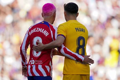 Griezmann y Pedri se saludan durante el Barça-Atlético de este domingo.
