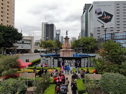 Mujeres se reúnen alrededor de la 'Glorieta de la mujeres que luchan', este sábado.