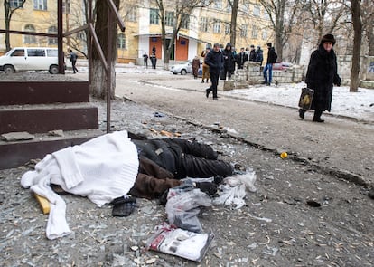 Un total de 64 personas permanecían ingresadas este martes por la tarde en diversos hospitales, 29 de ellas militares. En la imagen, el cuerpo de una persona permanece en una calle de Kramotorsk, tras el ataque.
