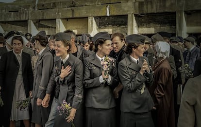 Personal femenino alemán despide al U-612 en la base de La Rochelle en la serie 'Das Boot'.