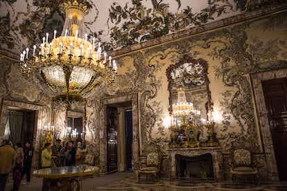 Salón de Gasparini, fue realizado durante el reinado de Carlos III y está considerado uno de los más hermosos salones del palacio. Destaca el reloj situado sobre la chimenea, obra de Pierre Jacquet Droz, con autómatas que bailan cuando, al dar las horas, un pastor sentado toca la flauta.