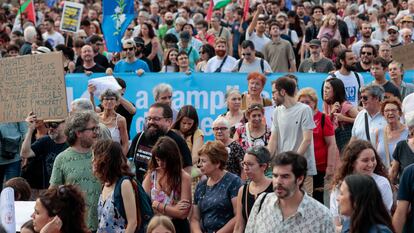 Miles de personas participan en la manifestación organizada por entidades ecologistas, vecinales y sociales, este sábado en Barcelona, para reclamar "poner límites" al turismo en la ciudad.