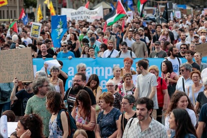 Miles de personas participan en la manifestación organizada por entidades ecologistas, vecinales y sociales, este sábado en Barcelona, para reclamar "poner límites" al turismo en la ciudad.
