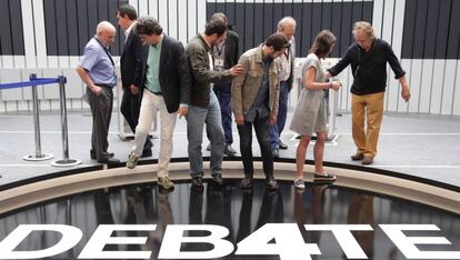 Representantes de los partidos visitan el plató del debate electoral, este domingo.