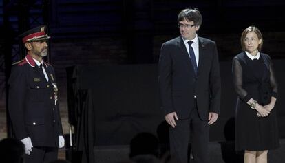 El presidente de la Generalitat, Carles Puigdemont, Carme Forcadell y Josep Lluis Trapero en el acto institucional con motivo de la Diada, hoy en Barcelona.