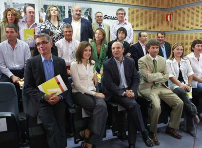 El nuevo equipo de RNE. En primera fila, Luis Fernández, director de RTVE (tercero por la izquierda) y, a su izquierda, Santiago González, director de Radio Nacional.