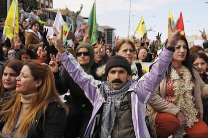 Kurdos iraquíes durante una manifestación por la ofensiva militar turca contra las tropas del YPG en la frontera con Siria.