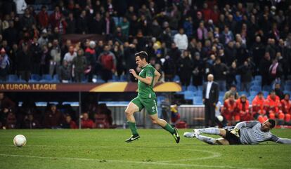 Pablo Orbaiz deja atrás al portero del Atlético Sergio Asenjo instantes antes de marcar el segundo gol de su equipo.