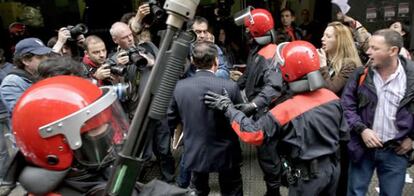 Los piquetes han intentado evitar la entrada de trabajadores a unos grandes almacenes del centro de Bilbao.