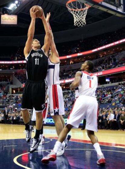 Brook López bajo el aro de los Washington Wizards.