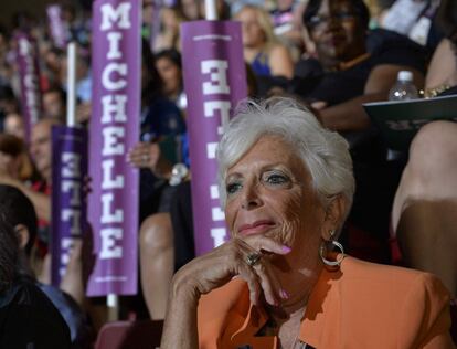 Susan Link, mujer del senador Terry Link, escucha a su amiga Michelle Obama hablar en la Convención Nacional Demócrata en Filadelfia, Pensilvania, EEUU.