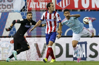 El delantero chileno del Celta de Vigo Pablo Hern&aacute;ndez marca de tac&oacute;n ante Diego God&iacute;n y el portero Miguel &Aacute;ngel Moy&aacute;.