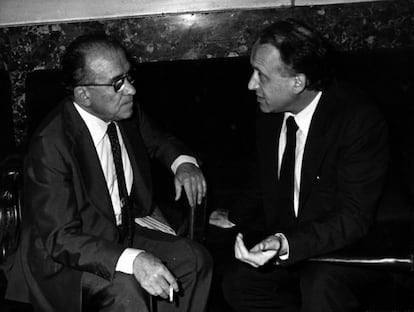 Santiago Carrillo (PCE) y Xabier Arzalluz (PNV) conversan en el Congreso de los Diputados, el 19 de julio de 1978.