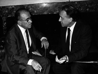 Santiago Carrillo (PCE) y Xabier Arzalluz (PNV) conversan en el Congreso de los Diputados, el 19 de julio de 1978.