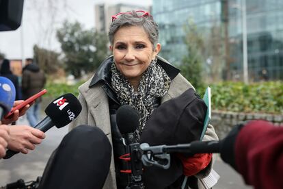 La abogada de Dominique Pelicot, Beatrice Zavarro, este jueves a las puertas del juzgado de Nanterres.
