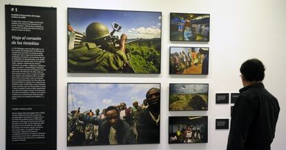 Un hombre contempla en la exposición de Vitoria las fotografías de Juan Carlos Tomasi y el texto de Vargas Llosa sobre el conflicto de la República Democrática del Congo.
