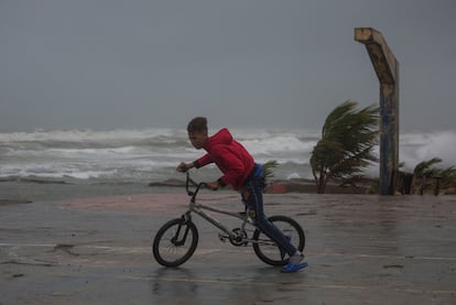 'Fiona', el primer huracán que llega a República Dominicana en 18 años, trajo ráfagas de viento con una velocidad estimada de 150 kilómetros por hora. En la imagen, un niño monta su bicicleta en un malecón en el municipio de Nagua, durante el paso del ciclón.