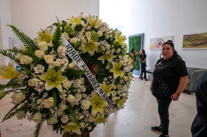 Un arreglo floral de parte del candidato Álvarez Máynez, en una sala de velación en Monterrey, este viernes.