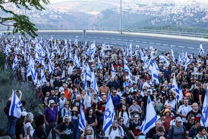 Miles de personas llegan a Jerusalén tras recorrer a pie en cinco días los 66 kilómetros que separan la capital de Tel Aviv. Los manifestantes han pedido la liberación inmediata de los 240 rehenes.