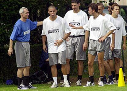 Cúper, a la izquierda, junto a Ronaldo en un entrenamiento del Inter.
