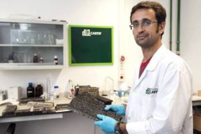 José Fermoso, investigador de la Fundación Cartif, que trabaja en el proyecto europeo Life que por primera vez pretende demostrar a escala real la efectividad de un sistema de fotocatálisis, mediante el cual el asfalto de las calles puede absorber un contaminante como el óxido de nitrógeno (NOx) y reducir la polución.