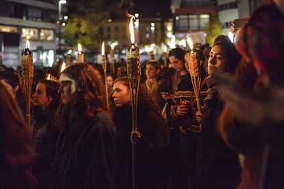 Vista de la manifestación con motivo del Día Internacional de la Eliminación de la Violencia contra la Mujer, en Girona.