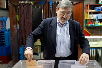 El candidato socialista a la Alcaldía de Madrid, Jaime Lissavetzky, deposita su voto en su colegio electoral. Su mujer ejercía de vocal en la misma mesa.