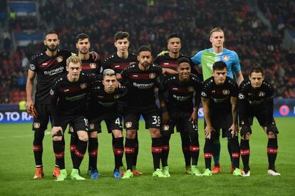 El equipo del Leverkusen posa para la foto antes de iniciar el partido. 