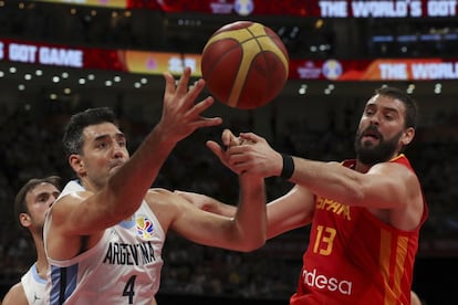 El jugador argentino Luis Scola (a la izquierda) y Marc Gasol se disputan un balón.