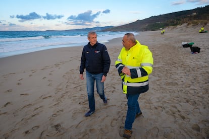 El presidente de la Xunta, Alfonso Rueda (izquierda), visita la playa de Barrañán, una de las afectada por el vertidos de microplásticos en Galicia. EFE/ David Cabezon/Xunta de Galizia