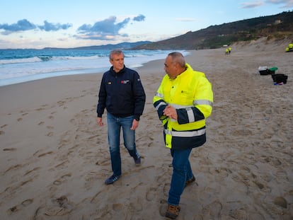 El presidente de la Xunta, Alfonso Rueda (izquierda), visita la playa de Barrañán, una de las afectada por el vertidos de microplásticos en Galicia. EFE/ David Cabezon/Xunta de Galizia