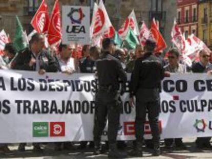 Concentraci&oacute;n de protesta de los empleados de Ceiss ante el ajuste.