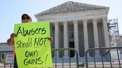 Un manifestante con un cartel que defiende la decisión del Tribunal Supremo de no permitir tener armas a maltratadores, este viernes en Washington.