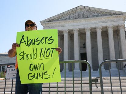 Un manifestante con un cartel que defiende la decisión del Tribunal Supremo de no permitir tener armas a maltratadores, este viernes en Washington.