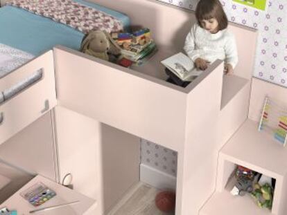 Cama elevada que libera espacio en el suelo para estudiar y jugar, de la firma Kazzano.