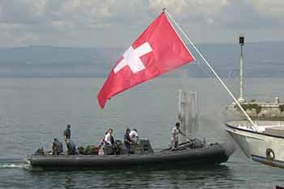 Miembros del equipo de seguridad del presidente de EE UU llegan a Evian, donde hoy se celebra la cumbre del G-8.