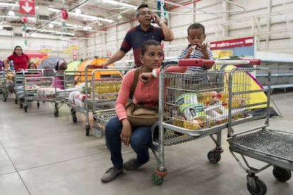 Fila com produtos básicos em um supermercado de Caracas.