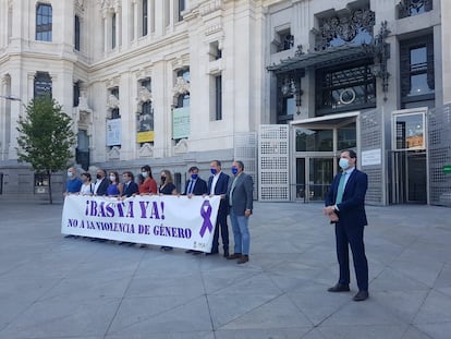 Minuto en silencio en Cibeles tras un asesinato de violencia machista el pasado junio en Pozuelo de Alarcón. Los partidos piden unidad a Vox, que rechazó colocarse detrás de la pancarta. 

08/06/2021