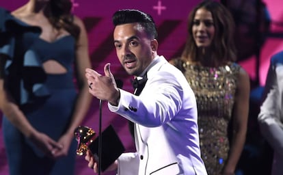 Luis Fonsi recoge el premio a la grabación del año por 'Despacito'.