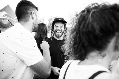 La luz del día luchaba por no marcharse mientras los festivaleros seguían llegando a la par que el famoso "Comando Jager" hacía su entrada triunfal. Y así, entre chupitos, nachos y croquetas; el ambiente siguió en bucle envuelto en un hype que no paraba de vibrar con la sesión que los DJs de la web Corrientes Circulares ofrecieron al mejor estilo EMDIV que nadie dejaba de bailar con canciones que iban desde Varry Brava y Supersubmarina a Carlos Sadness y Viva Suecia.