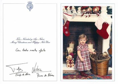 2006. La Navidad y el año nuevo corrieron aquel año de mano de una fotografía de la infanta Leonor, de pie, frente a una chimenea y con un osito de peluche con gorro de Papá Noel.