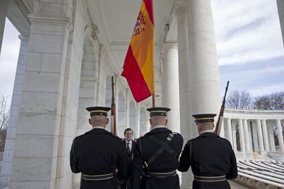 Retrato de Mariano Rajoy entre soldados norteamericanos con la bnadera de España, durante el homenaje al soldado caído, en el cementerio de Arlington.