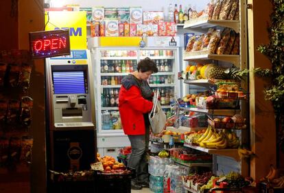 A woman buy food in a street shop in downtown Rome, Italy October 23, 2018. REUTERS/Max Rossi