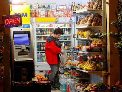 A woman buy food in a street shop in downtown Rome, Italy October 23, 2018. REUTERS/Max Rossi