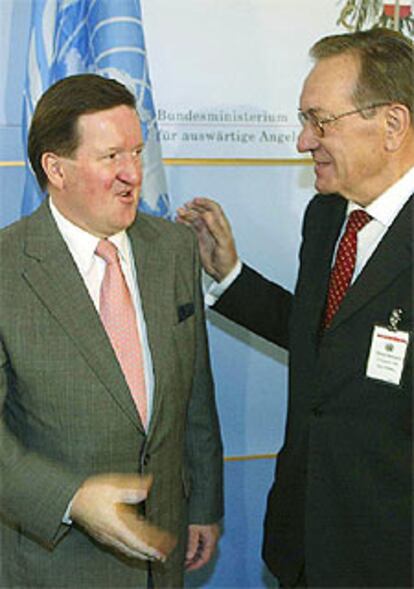 George Robertson (izquierda) y Harri Holkeri, jefe de la ONU en Kosovo.