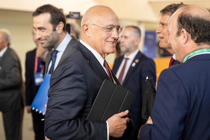 El presidente de Banco Sabadell, Josep Oliu, en las jornadas del Cercle de Economia en el Palau de Congressos de Cataluña el pasado mayo. En segundo plano, a la izquierda, el ministro de Economía, Carlos Cuerpo.