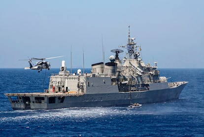 La fragata griega Psara, anteayer en un ejercicio militar en el Mediterráneo