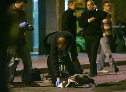 La policía recoge pruebas en la calle de Carmen Montoya, donde se produjo el tiroteo.